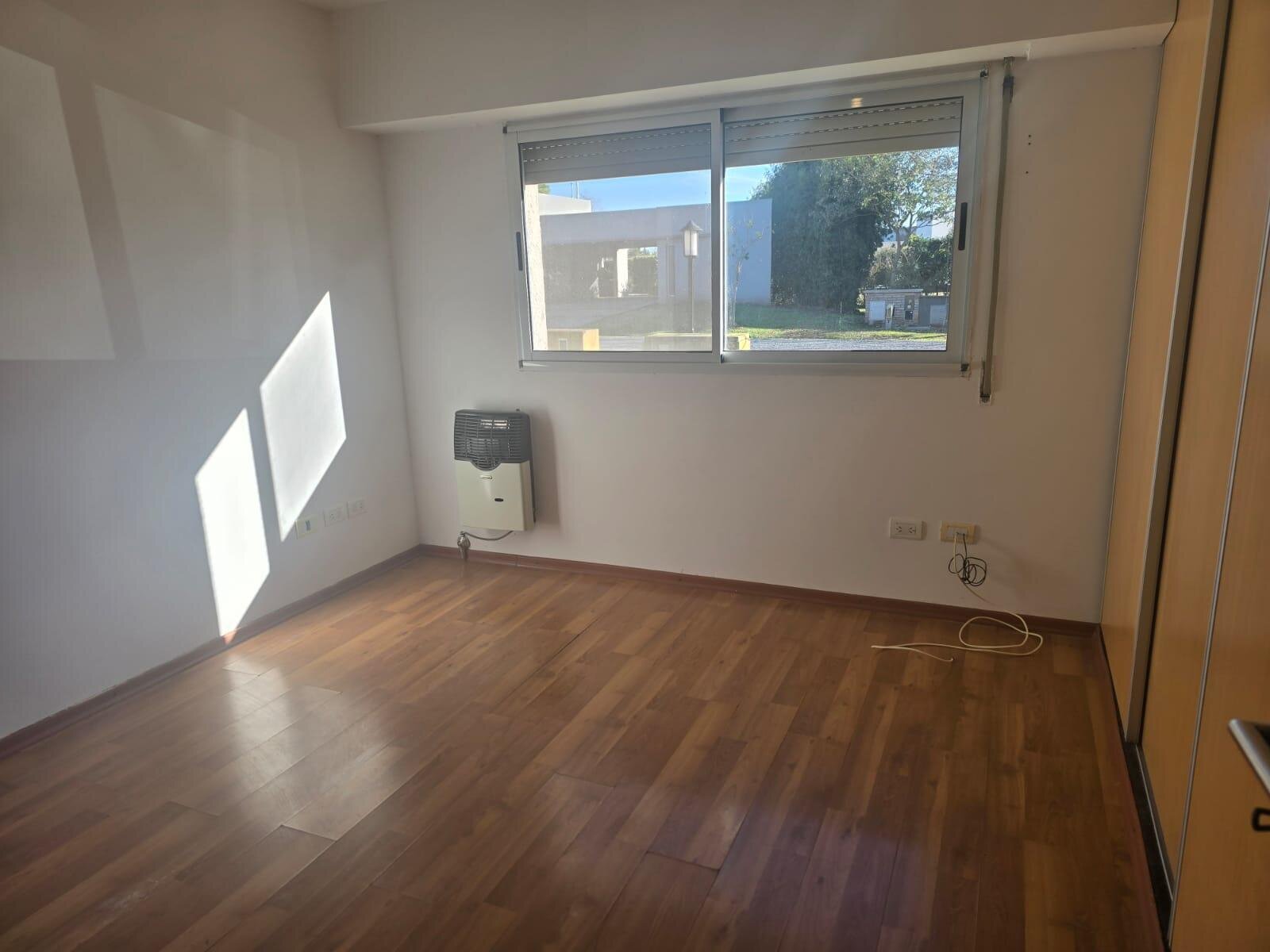 Casa 3 dormitorios con cochera - Barrio Privado Campos de Esther - 17