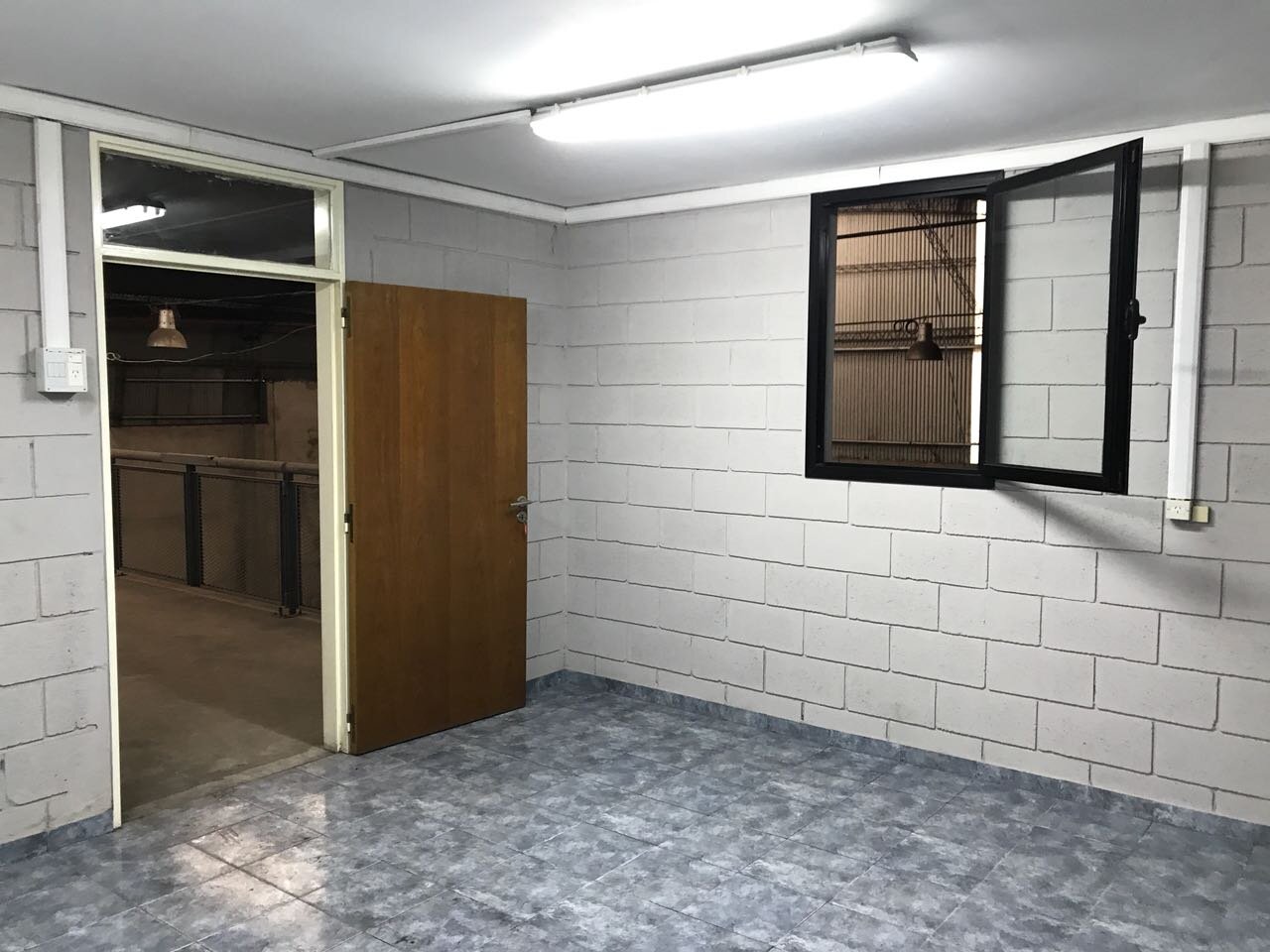 Galpón en venta en La Boca. 400 m2 de Galpón + 200 m2 de oficinas. Mixtura 2. - 11