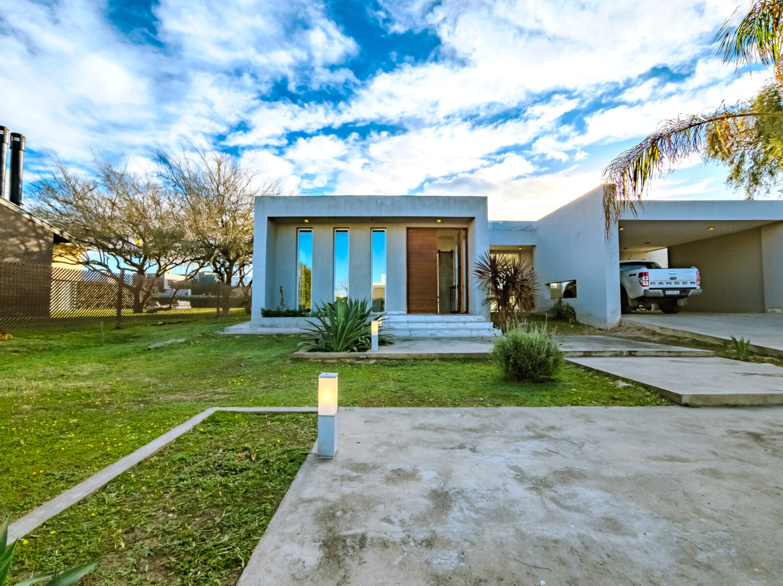 CASA DE 4 DORMITORIOS CON AMPLIA GALERIA, PILETA, SAUNA Y ASADOR. COUNTRY LA CASCADA GOLF