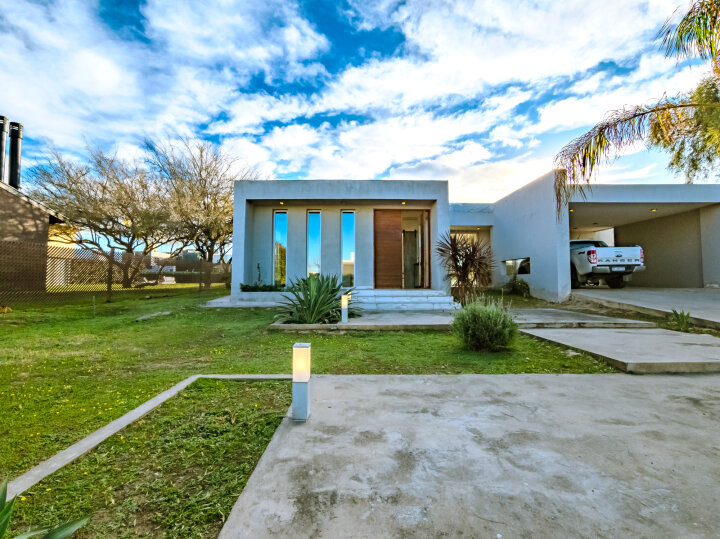 Casa de 4 dormitorios con amplia galería, pileta, sauna y asador. Country La Cascada Golf