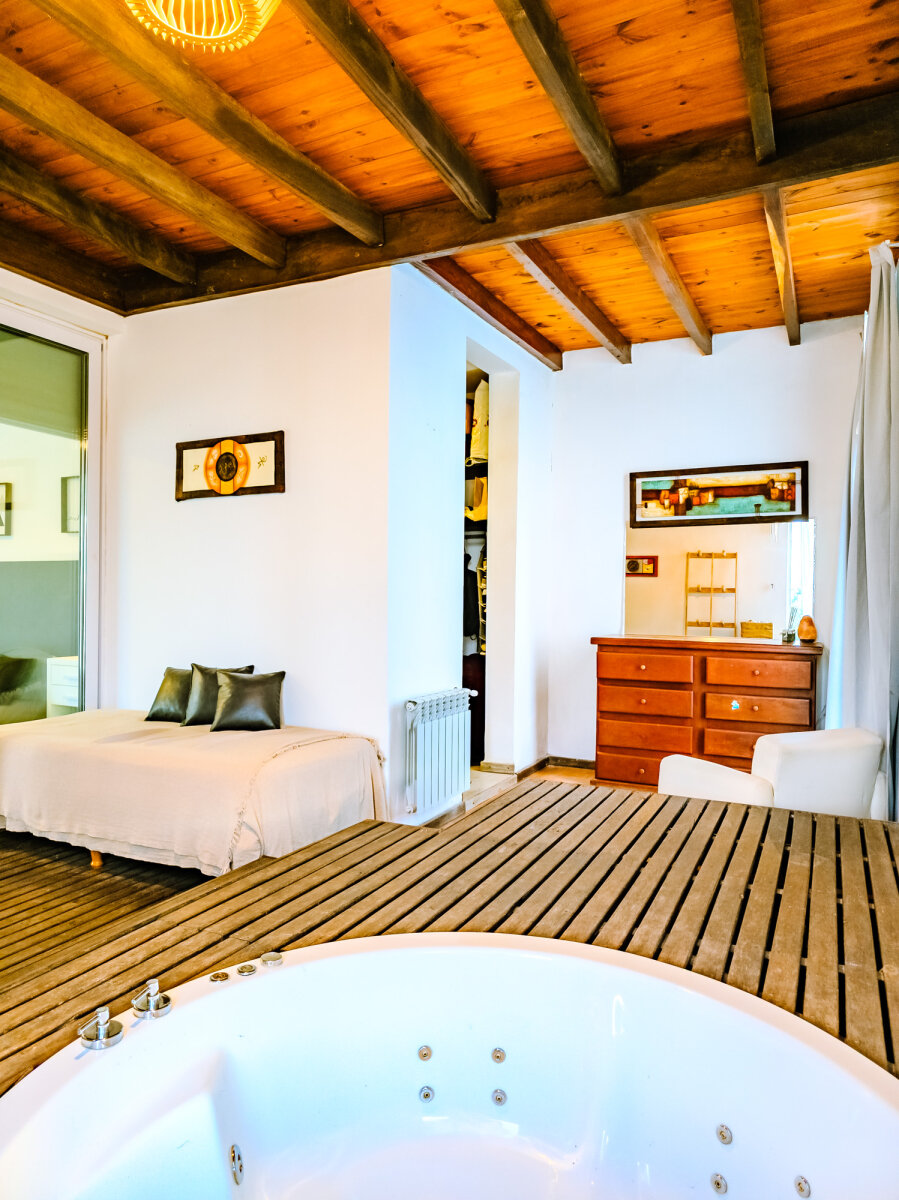 CASA DE 4 DORMITORIOS CON AMPLIA GALERIA, PILETA, SAUNA Y ASADOR. COUNTRY LA CASCADA GOLF - Imagen 25