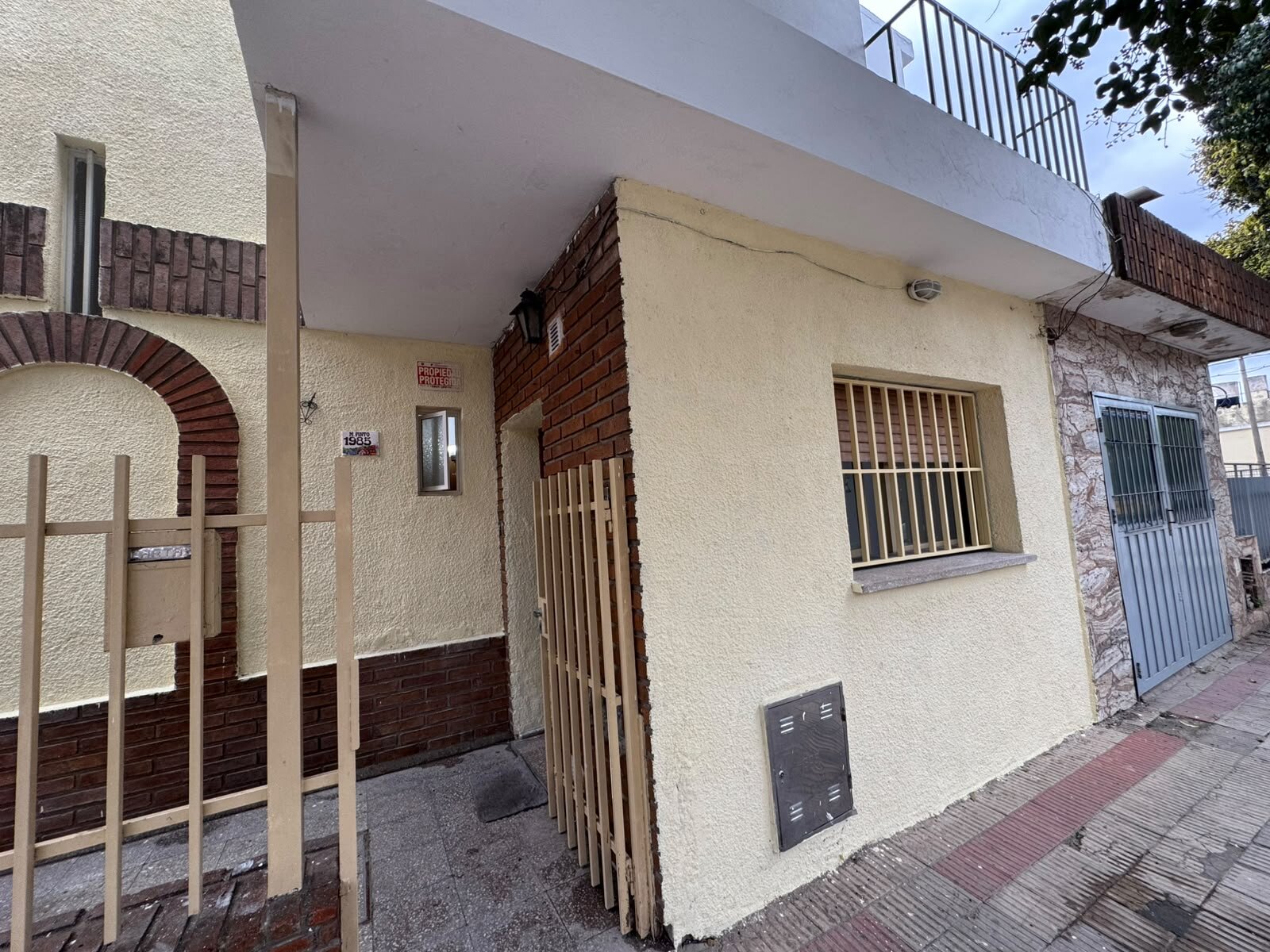 VENDO CASA DOS DORMITORIOS EN TALLERES OESTE - Imagen 2