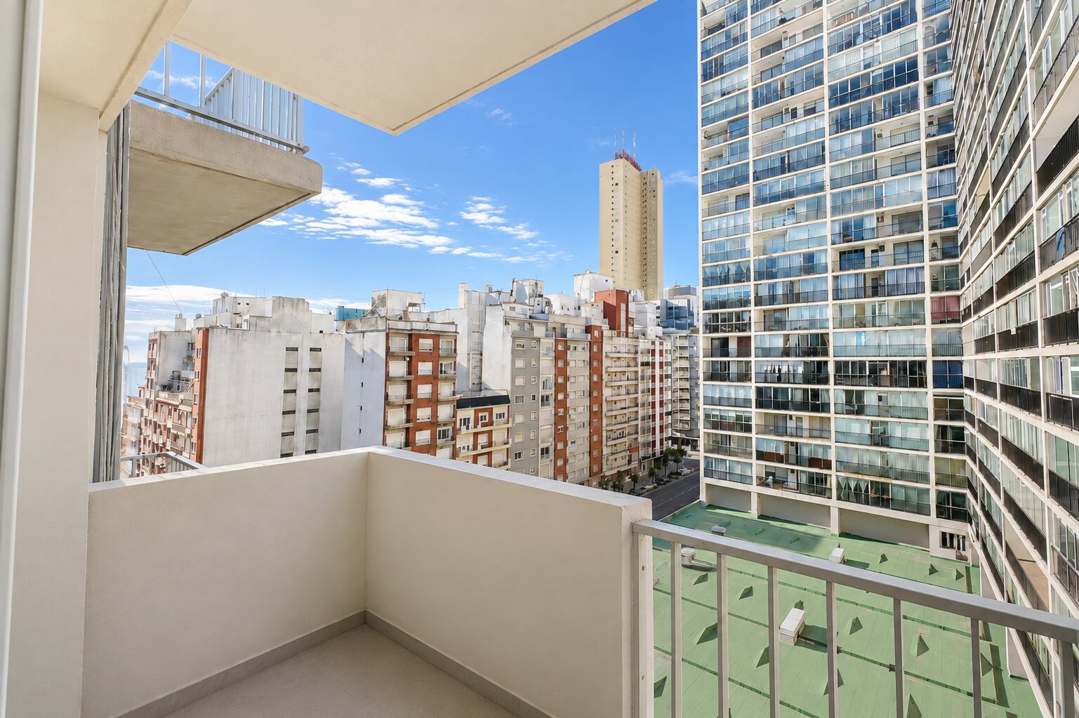 Departamento 3 Ambientes, Balcón al Frente. Vista Lateral al Mar. Cochera — foto 9