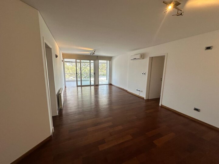 Departamento de 3 dormitorios con balcon aterrazado con asador y vista abierta. 2 cocheras. Casonas del Golf. Villa Allende
