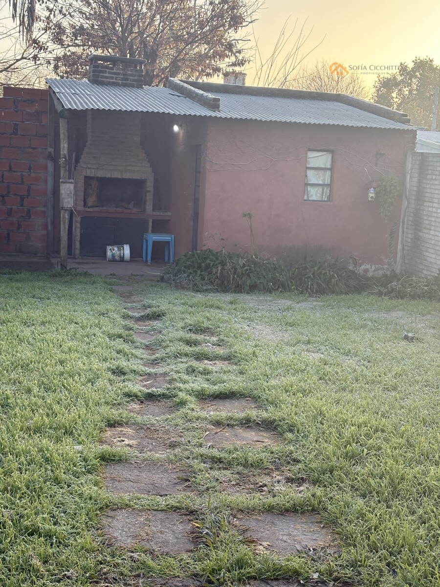 ROLDAN - CASA EN VENTA -CASCO CENTRICO - 2 DORMITORIOS - 8