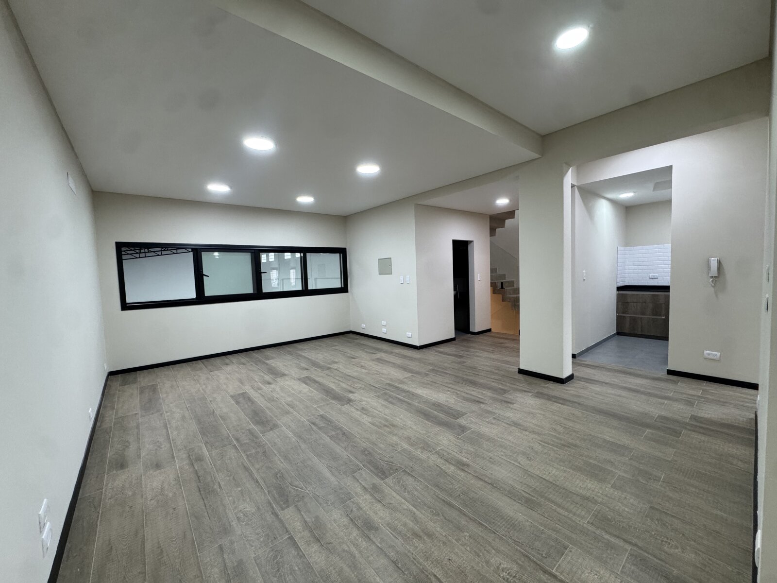 ALQUILER COMPLEJO COMERCIAL + OFICINAS + GALPÓN - 12