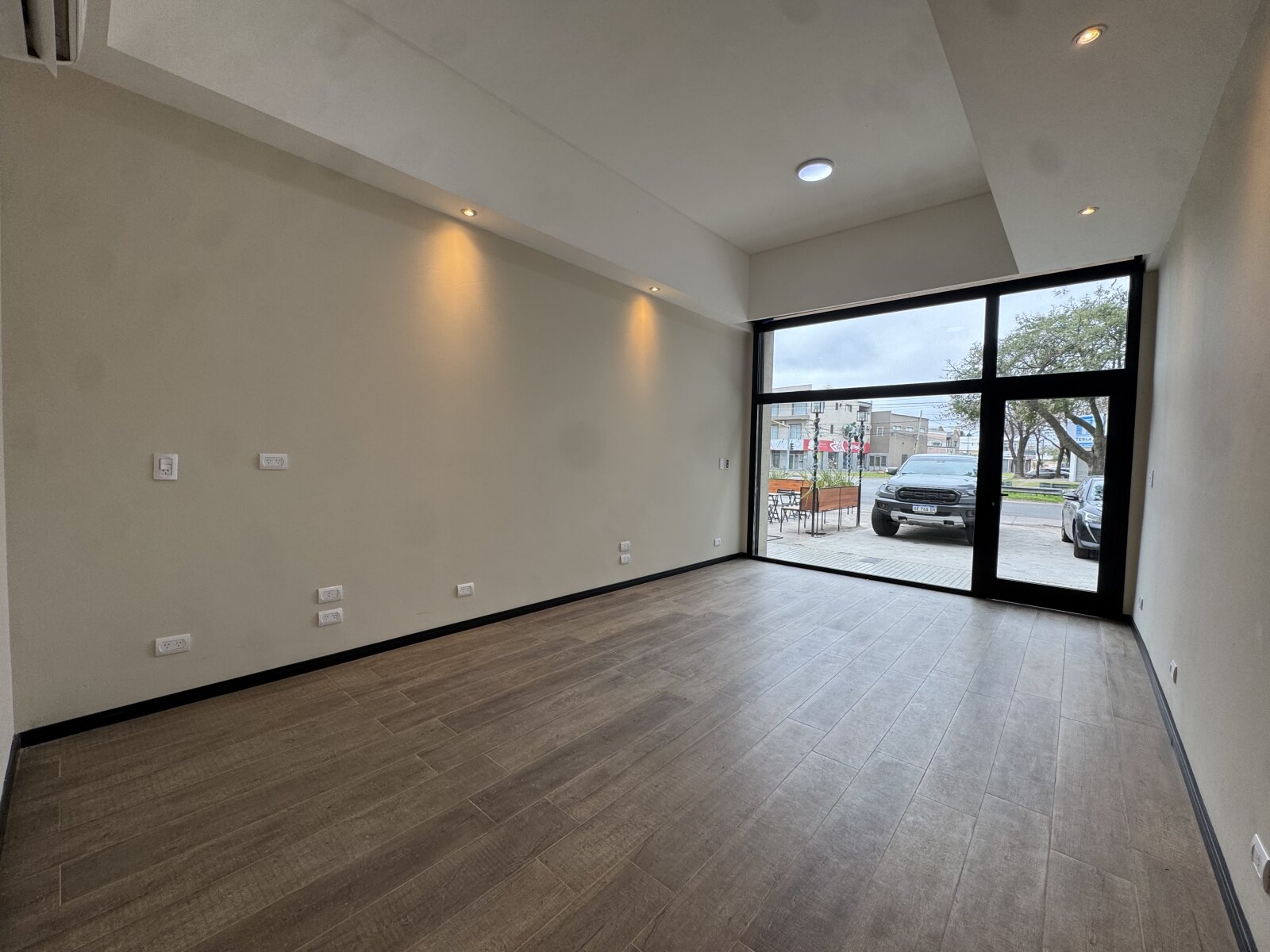 ALQUILER COMPLEJO COMERCIAL + OFICINAS + GALPÓN - 7