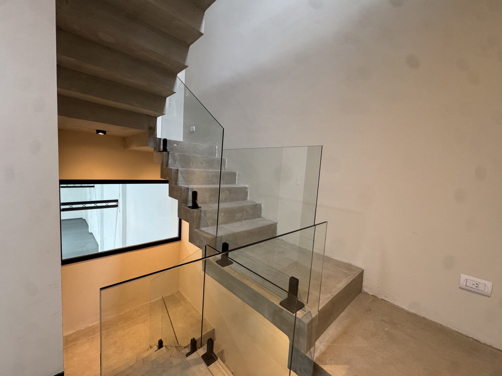 ALQUILER COMPLEJO COMERCIAL + OFICINAS + GALPÓN - 22