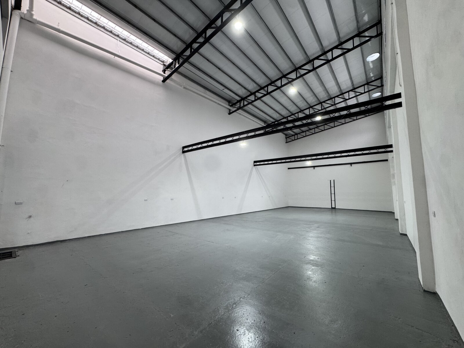 ALQUILER COMPLEJO COMERCIAL + OFICINAS + GALPÓN - 5