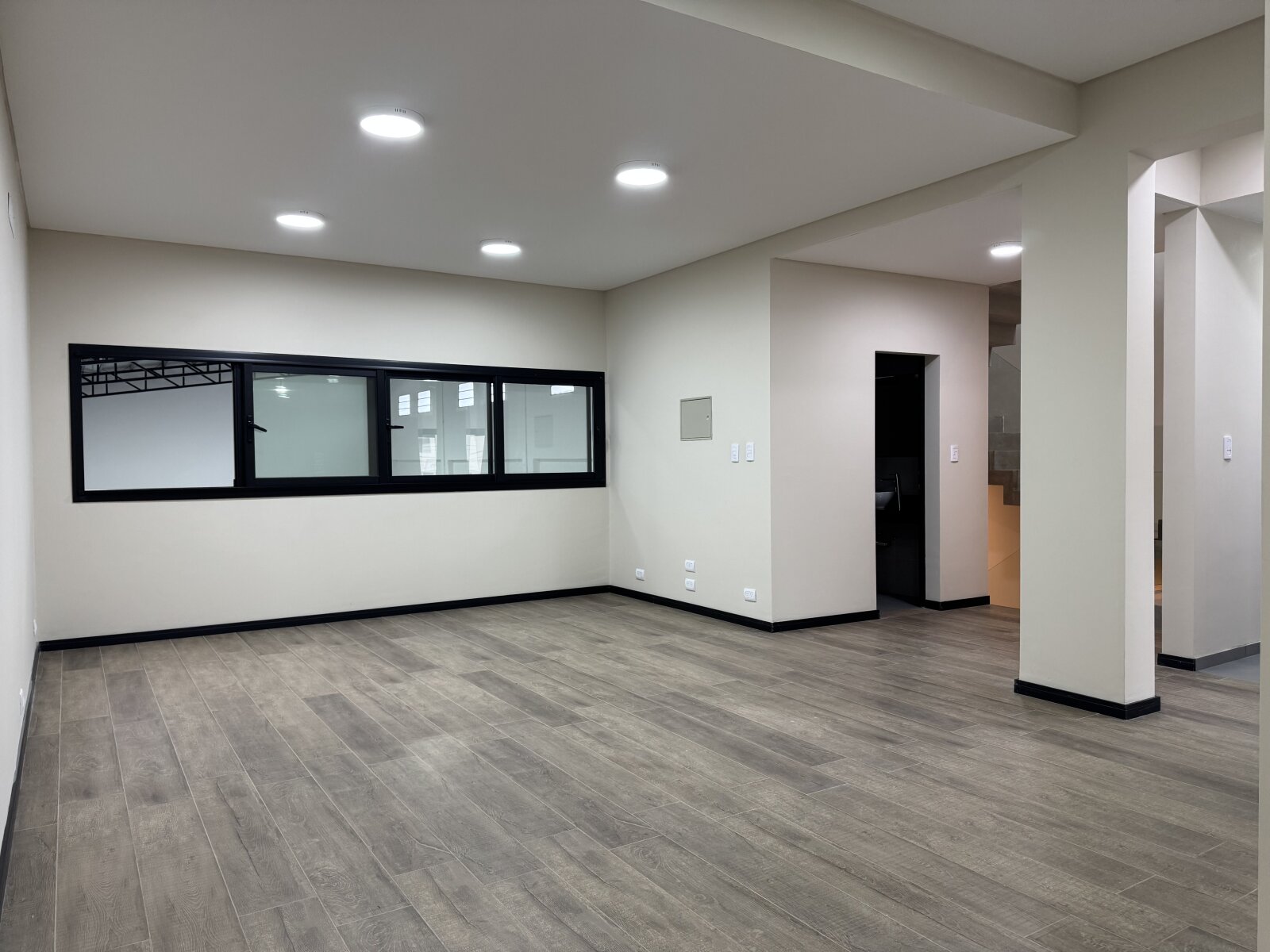 ALQUILER COMPLEJO COMERCIAL + OFICINAS + GALPÓN - 11