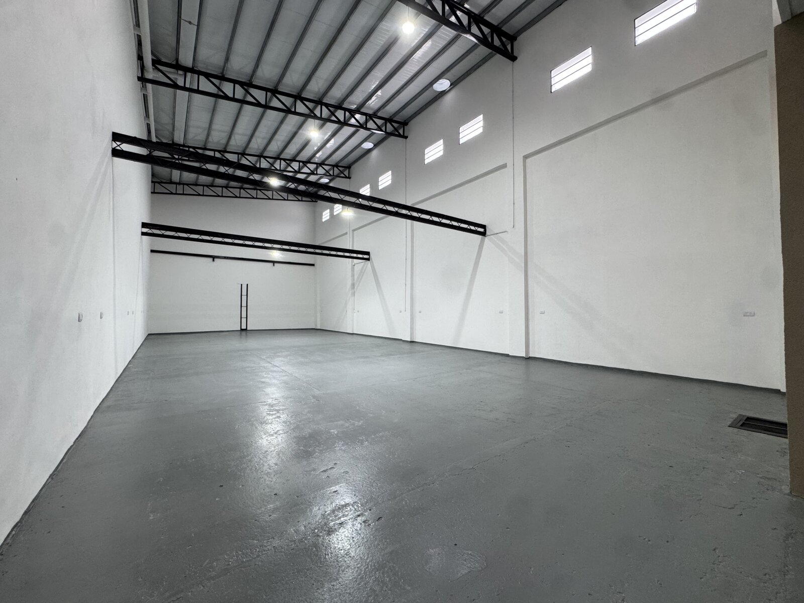 ALQUILER COMPLEJO COMERCIAL + OFICINAS + GALPÓN - 4