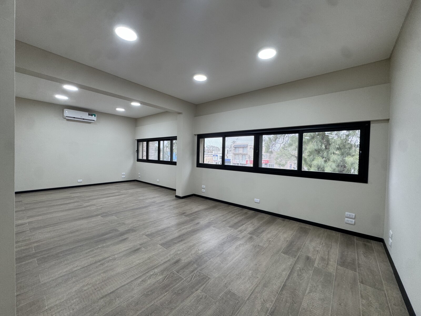 ALQUILER COMPLEJO COMERCIAL + OFICINAS + GALPÓN - 14