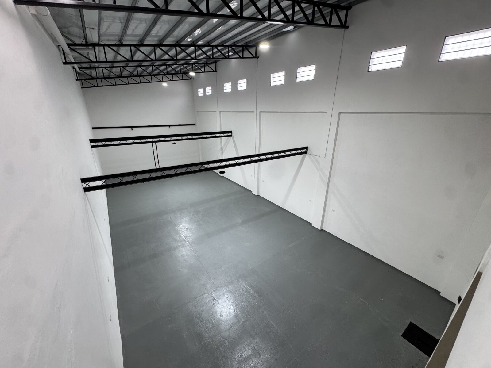 ALQUILER COMPLEJO COMERCIAL + OFICINAS + GALPÓN - 6