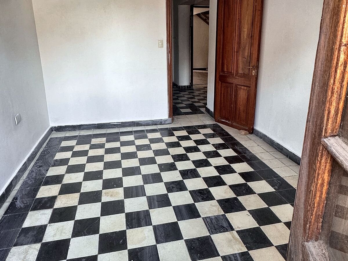 Casona en alquiler comercial en Güemes: 150 m², 5 ambientes y terraza — foto 9