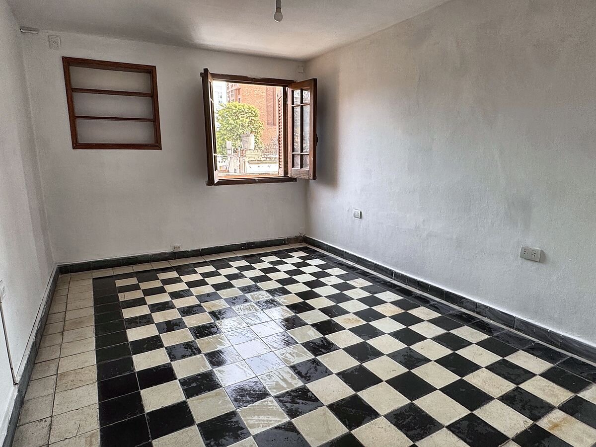 Casona en alquiler comercial en Güemes: 150 m², 5 ambientes y terraza — foto 8