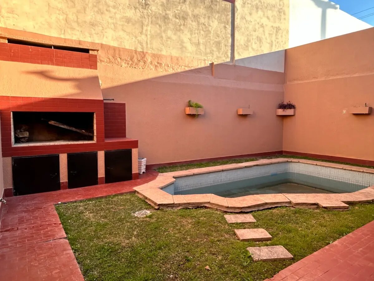 Casa en venta 3 dorm con pileta y cochera triple, apta crédito, B° Altamira