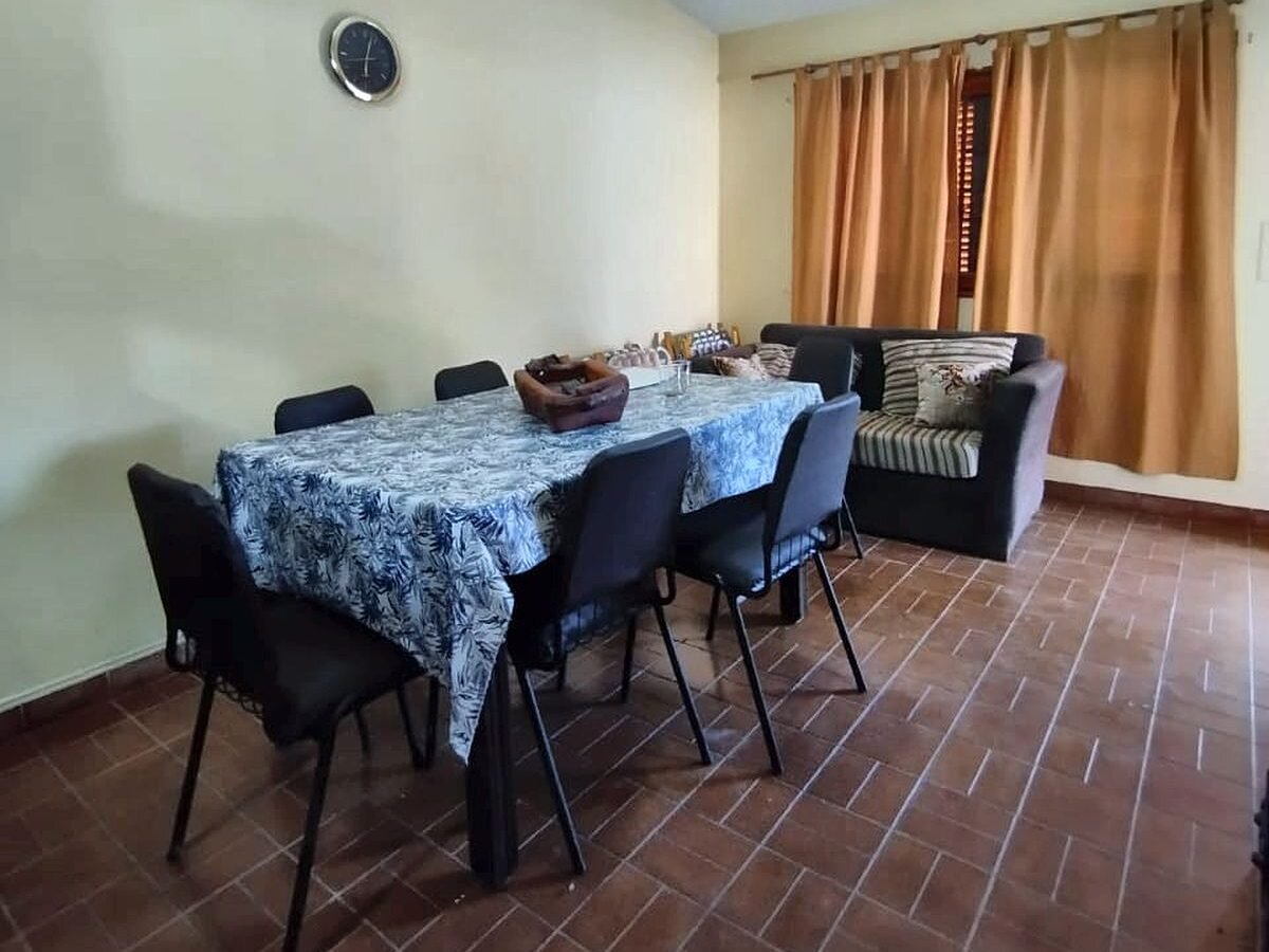 Casa 3 dormitorios con pileta, 822 m² y apto crédito en Villa Parque Siquimán — foto 9