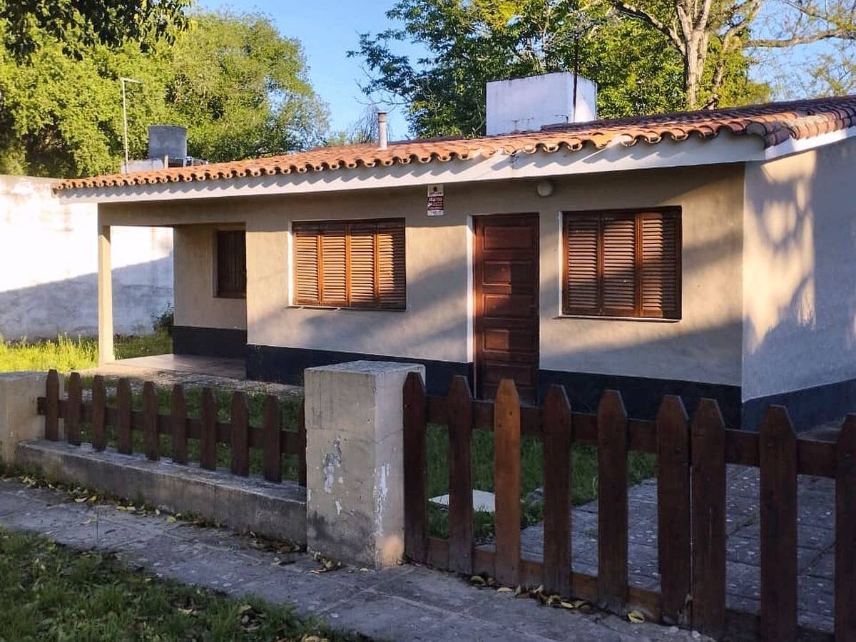Casa 3 dormitorios con pileta, 822 m² y apto crédito en Villa Parque Siquimán — foto 4
