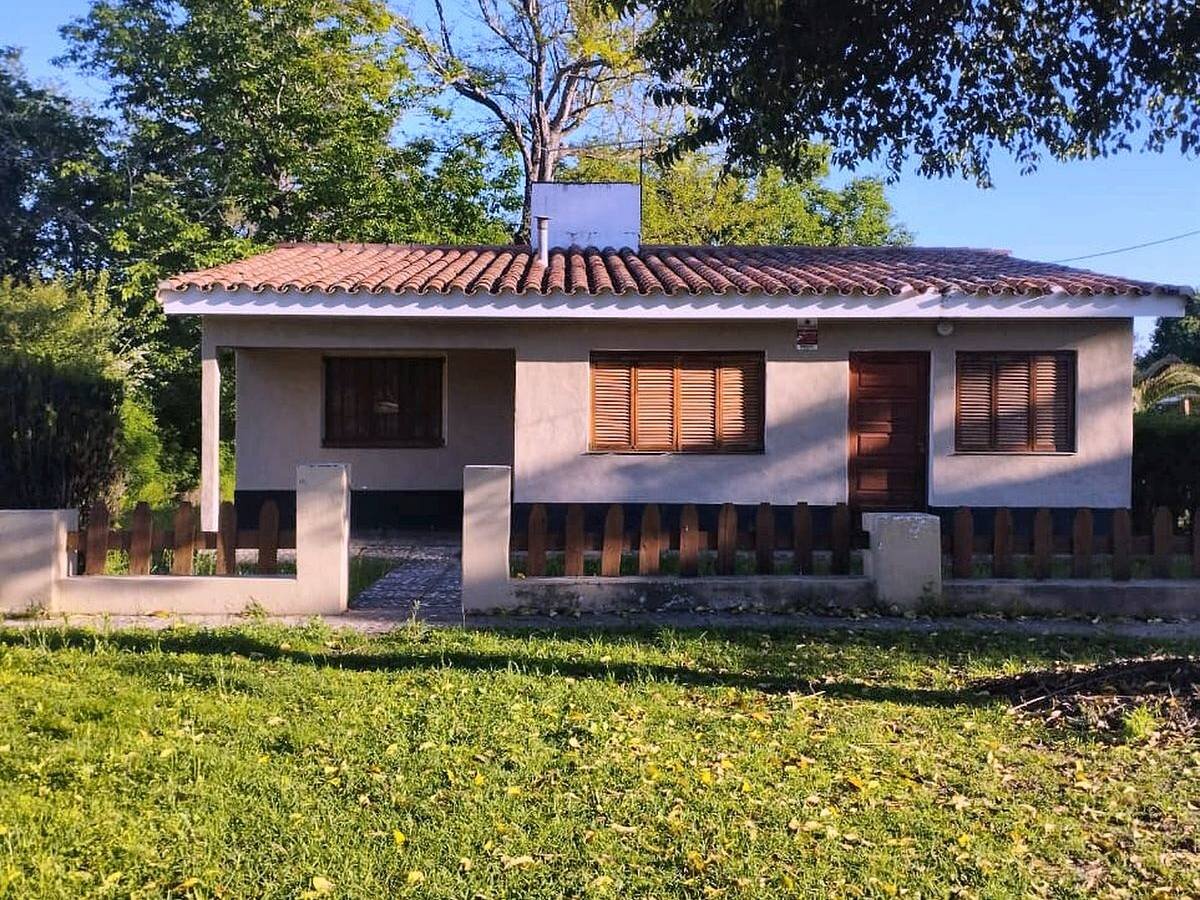 Casa 3 dormitorios con pileta, 822 m² y apto crédito en Villa Parque Siquimán