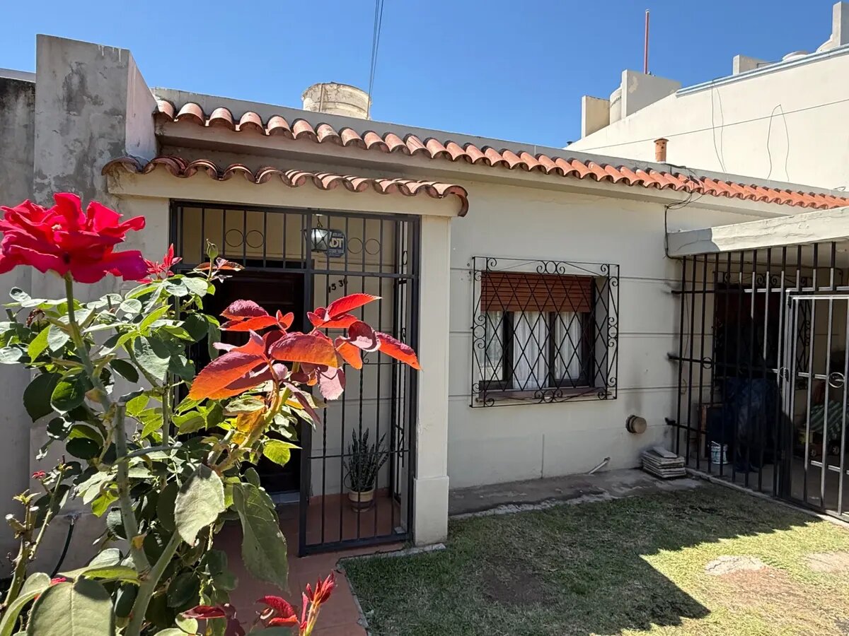 Casa De 3 Dormitorios Con Gran Parque. - 2