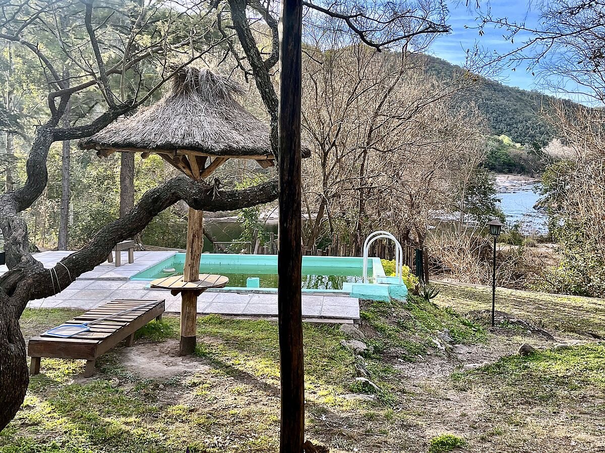 Casa 4 dormitorios con pileta y bajada al río Anisacate en La Serranita