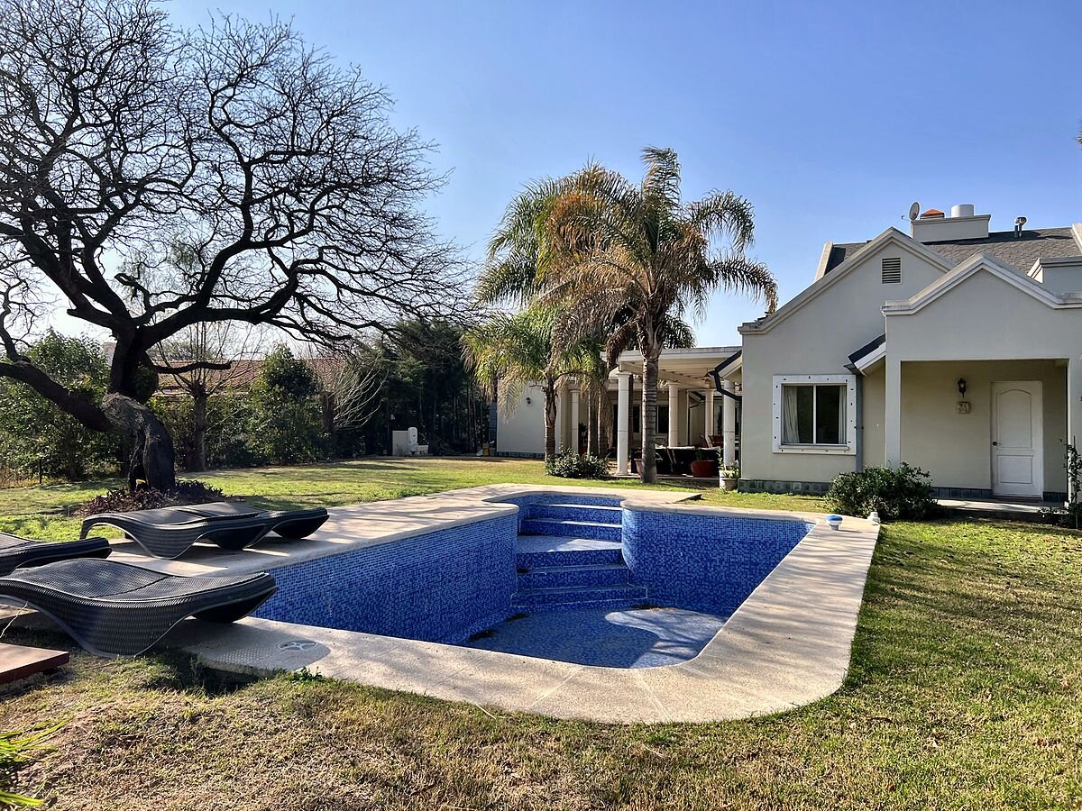 Casa en venta 6 dorm con pileta en Country Las Delicias, parque de 1.800 m²