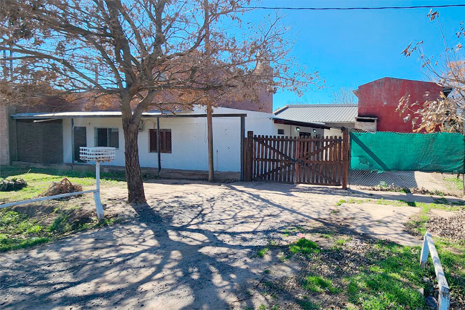 HERMOSA CASA 3 DORMITORIOS CON PILETA EN PUEBLO ESTHER - 1