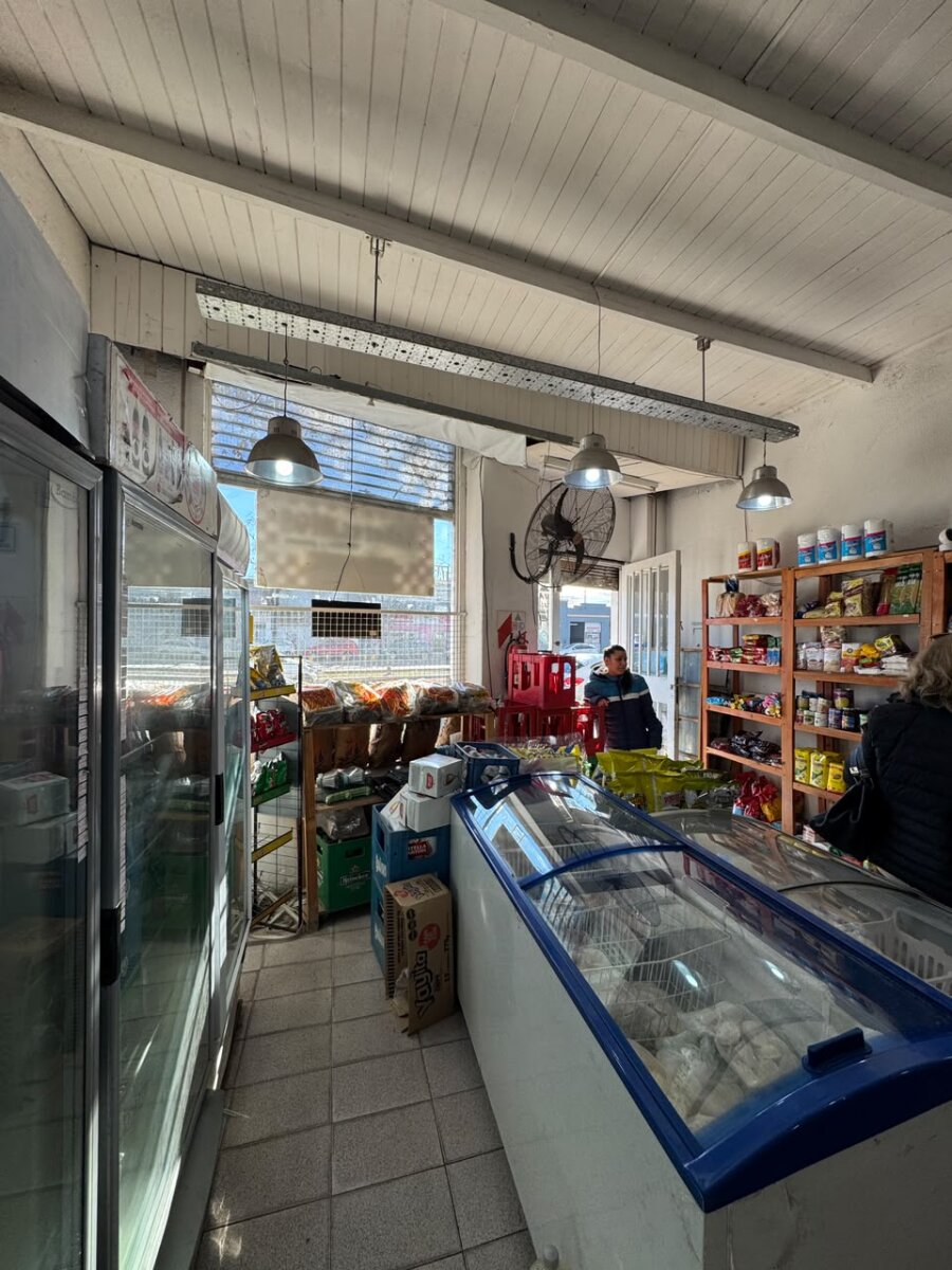 Locales Comerciales - Av Presidente Peron 3600 - 6