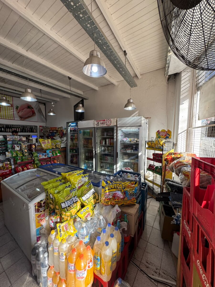 Locales Comerciales - Av Presidente Peron 3600 - 7