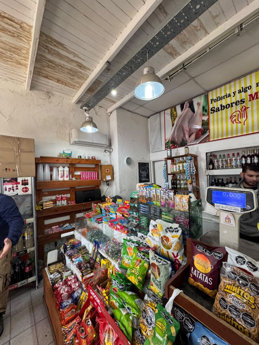 Locales Comerciales - Av Presidente Peron 3600 - 8