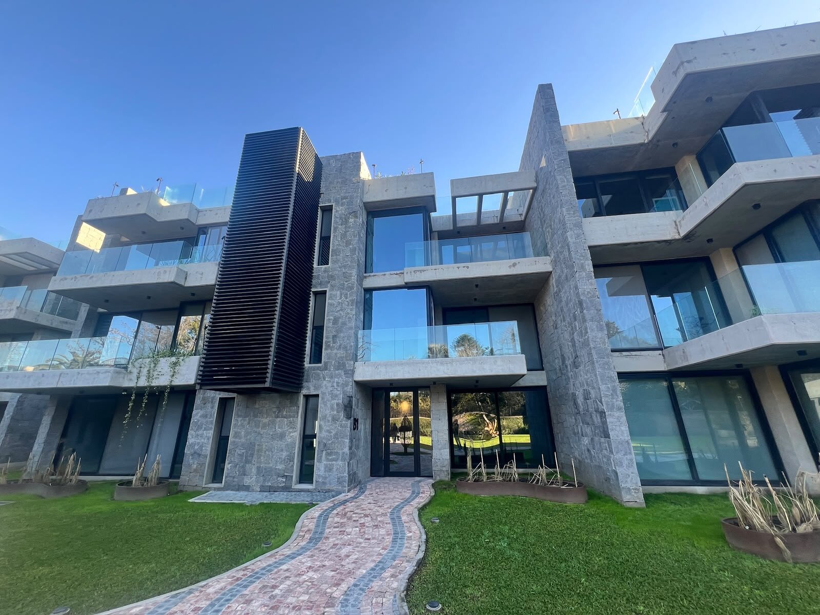 Excelente depto en condominio de diseño - 1