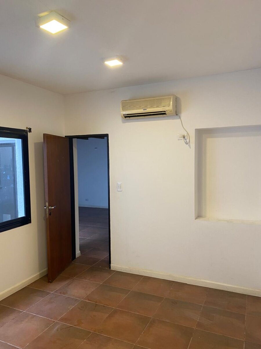 Impecable casa Hipolito Yrigoyen 900, ideal familia o instituciones - 22