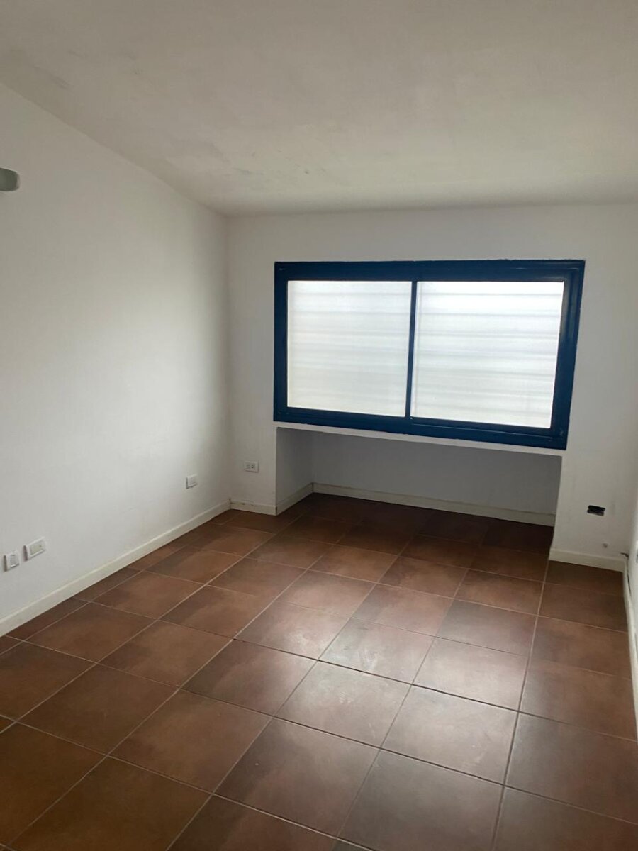 Impecable casa Hipolito Yrigoyen 900, ideal familia o instituciones - 20