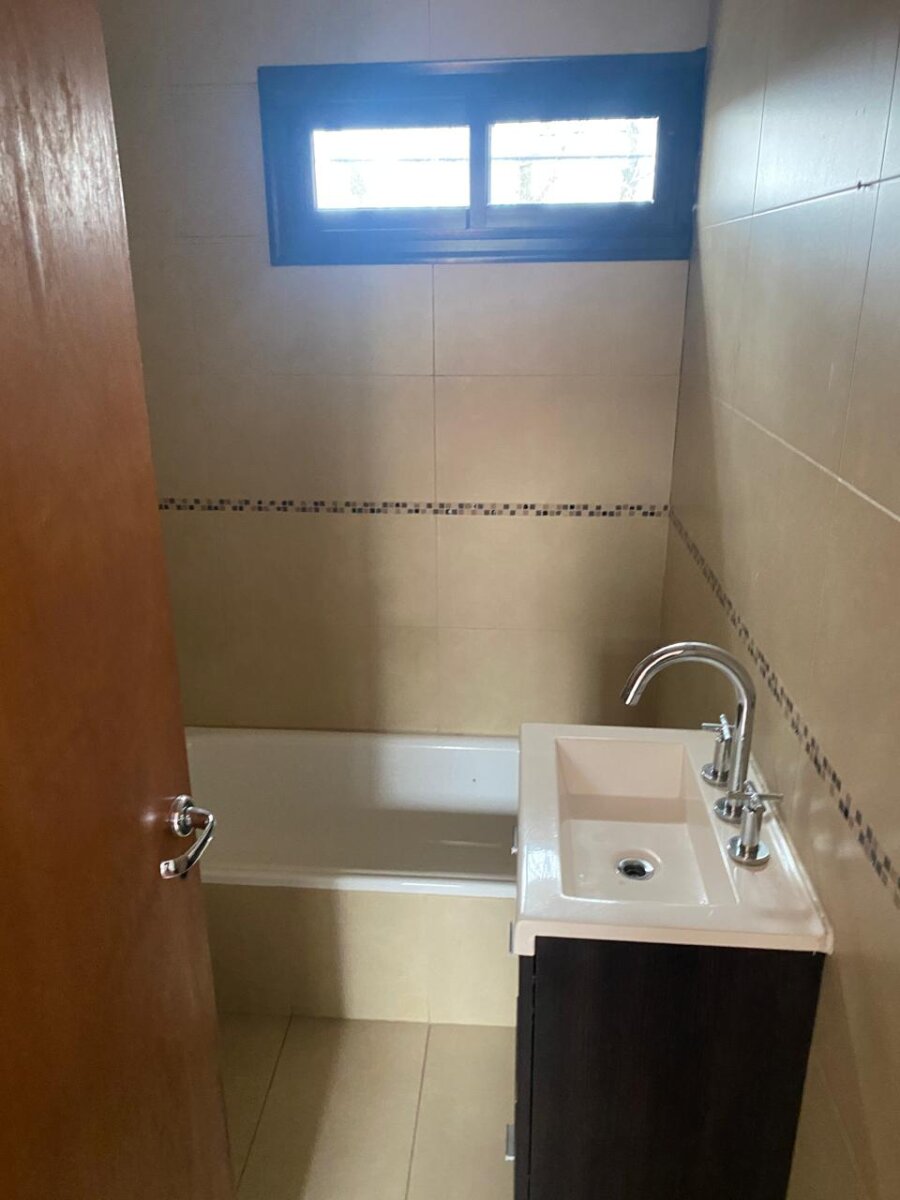 Impecable casa Hipolito Yrigoyen 900, ideal familia o instituciones - 23