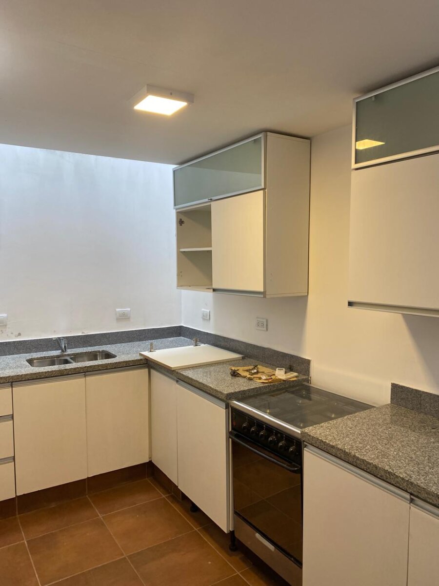 Impecable casa Hipolito Yrigoyen 900, ideal familia o instituciones - 9