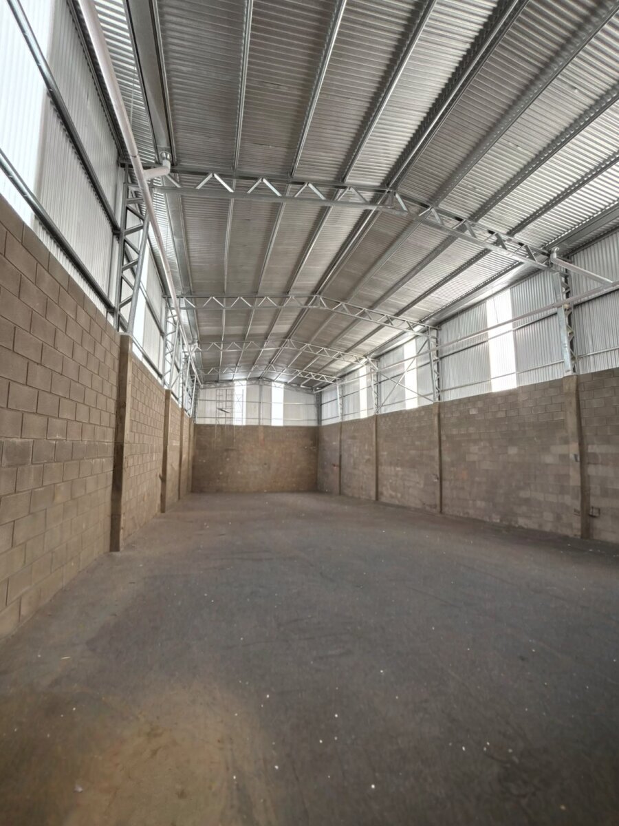 Galpon  300 m2 a estrena con comedor, oficinas y 2 baños