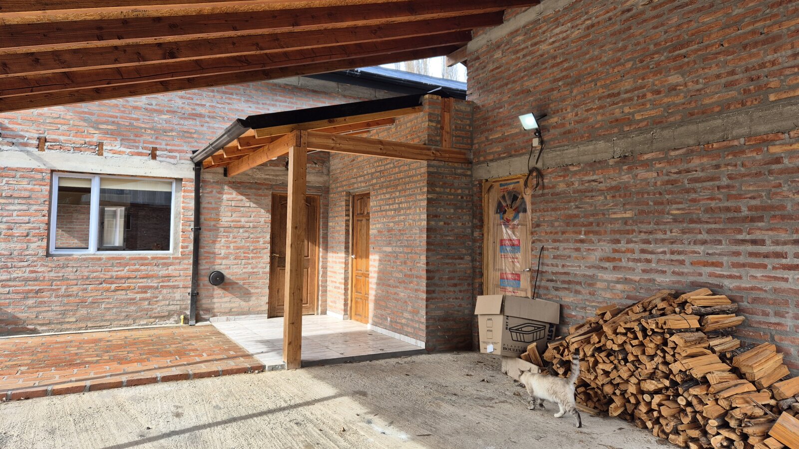 (064) Lago Puelo | Casa y Galpón de 216 m² sobre Ruta 16 con frente comercial directo - 12