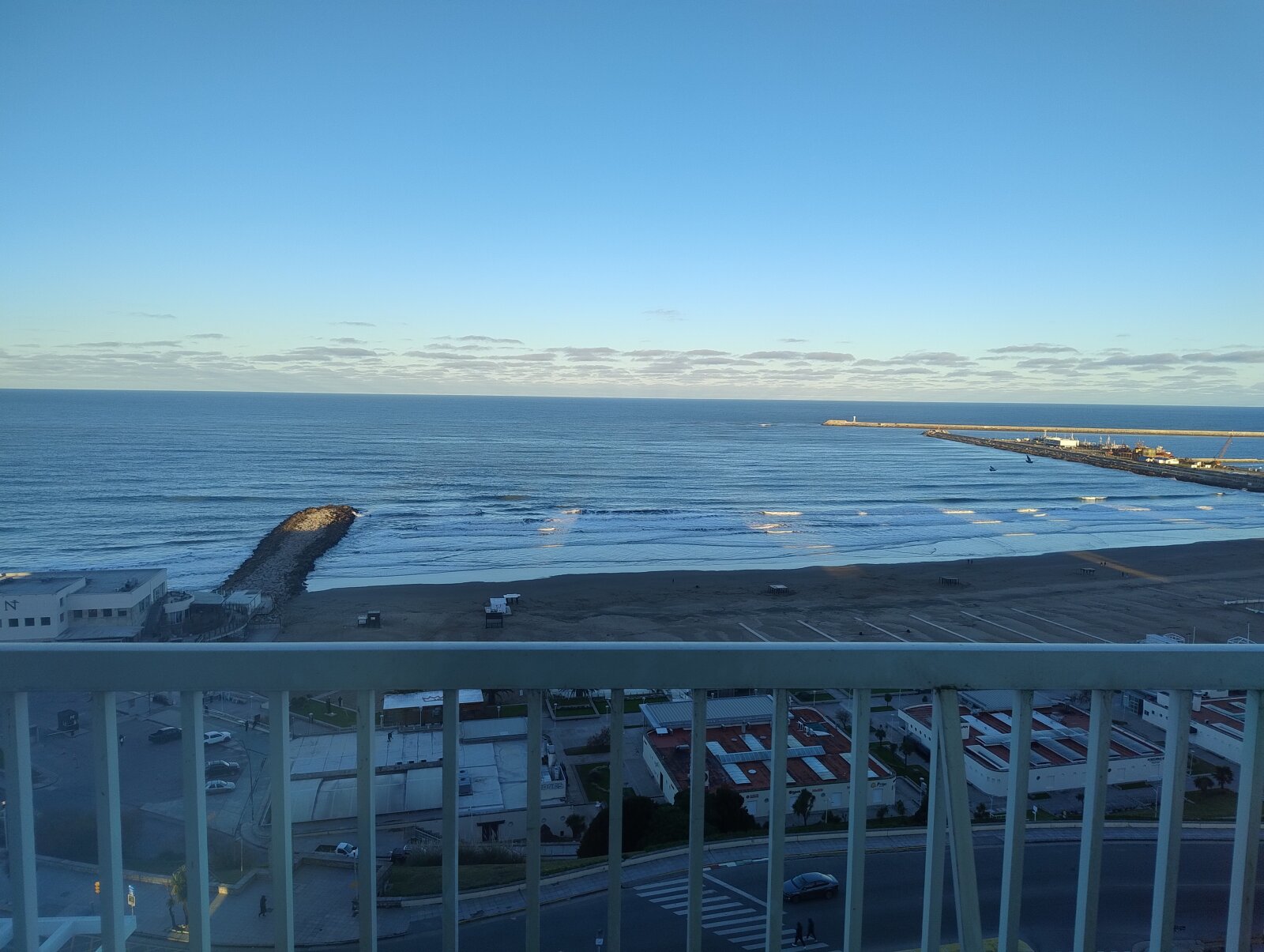 Alquiler Departamento 3 amb con balcón y cochera Playa Grande - 2