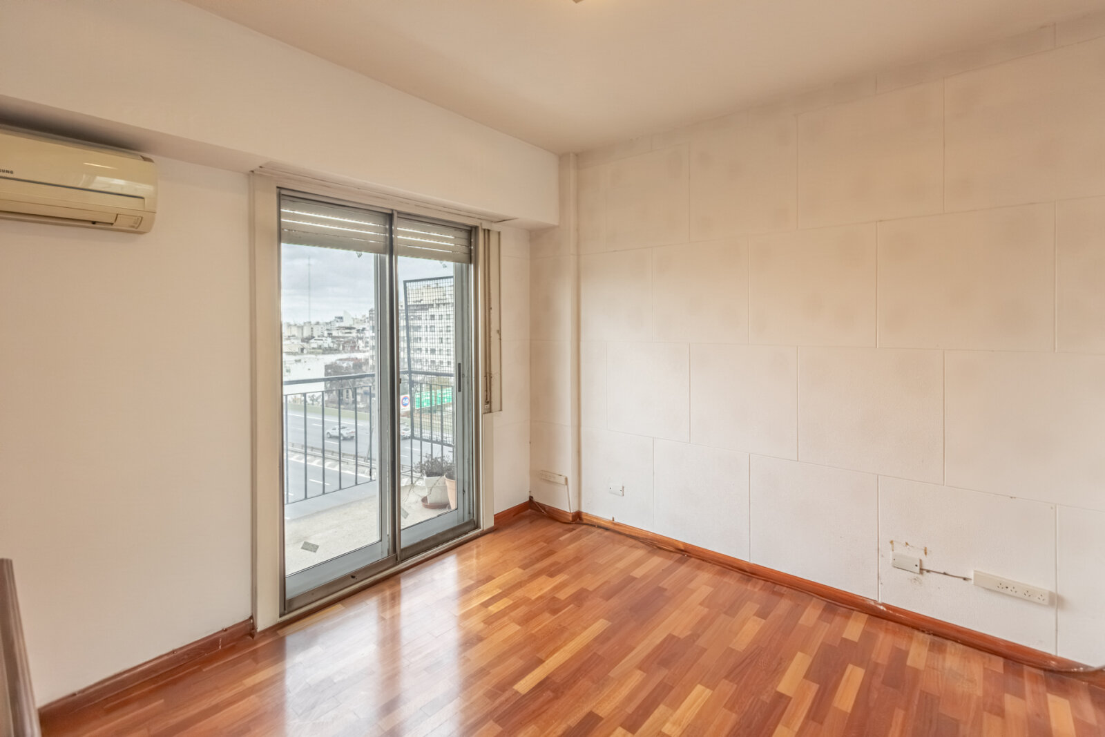 Venta - Cuatro ambientes mas dependencia - Balcon terraza - 23