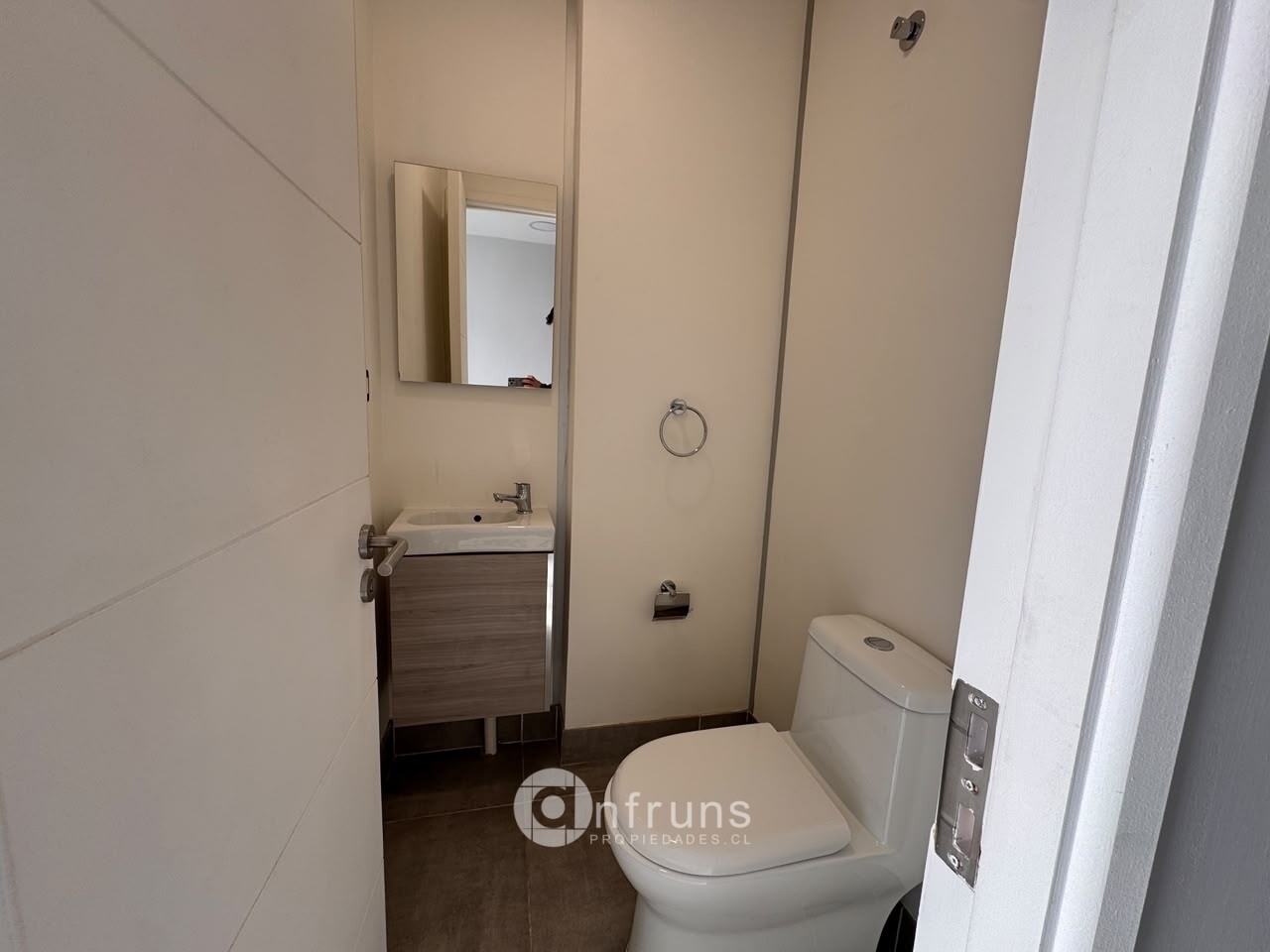 Local Comercial en Venta en Coyhaique | 1 Dormitorio | 1 Baño | 33 m² | UF 22 - 4