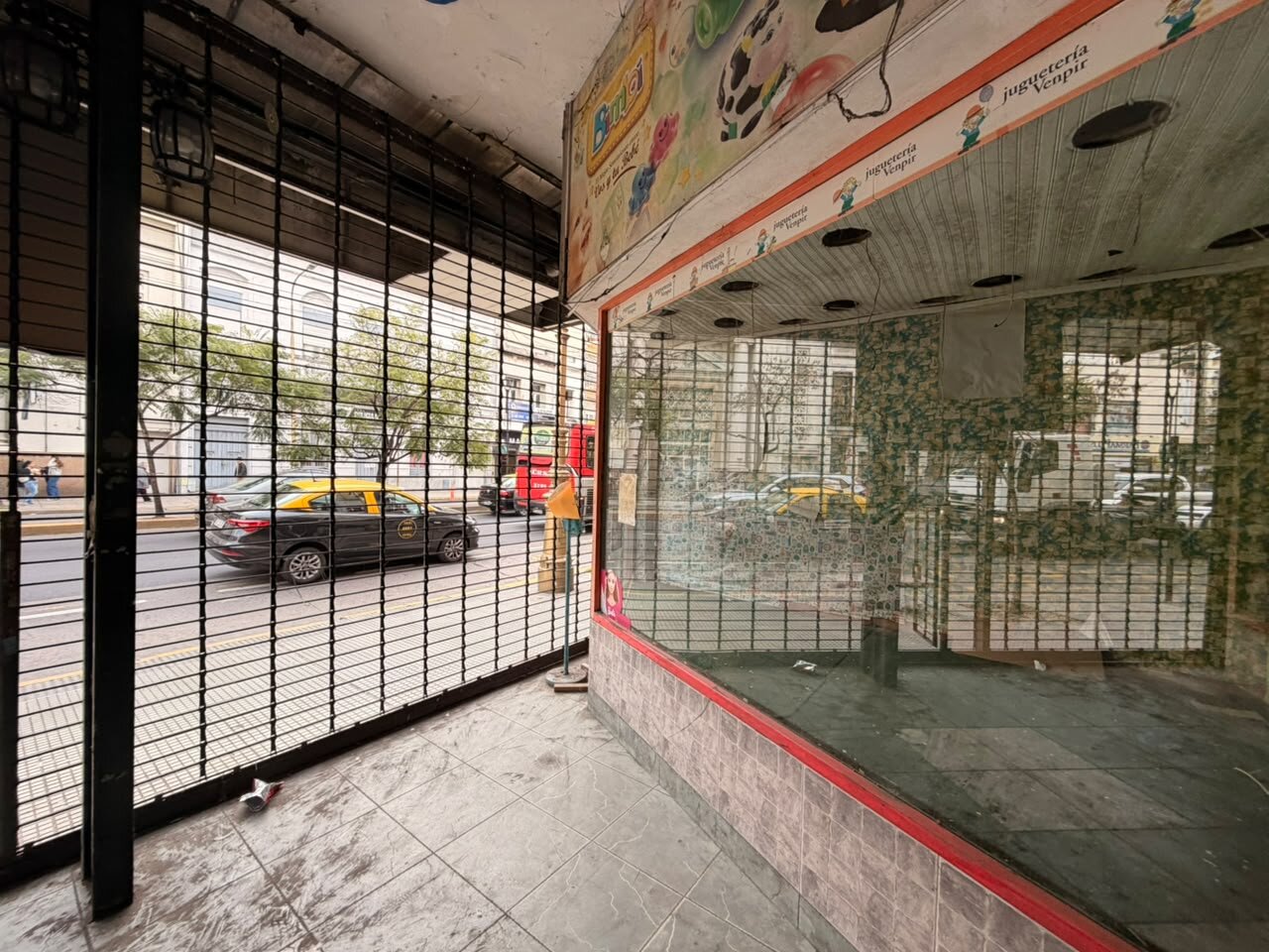 Alquiler. Espectacular local de 8,66 x 43 m2 sobre Av Montes de Oca. Barracas - 5