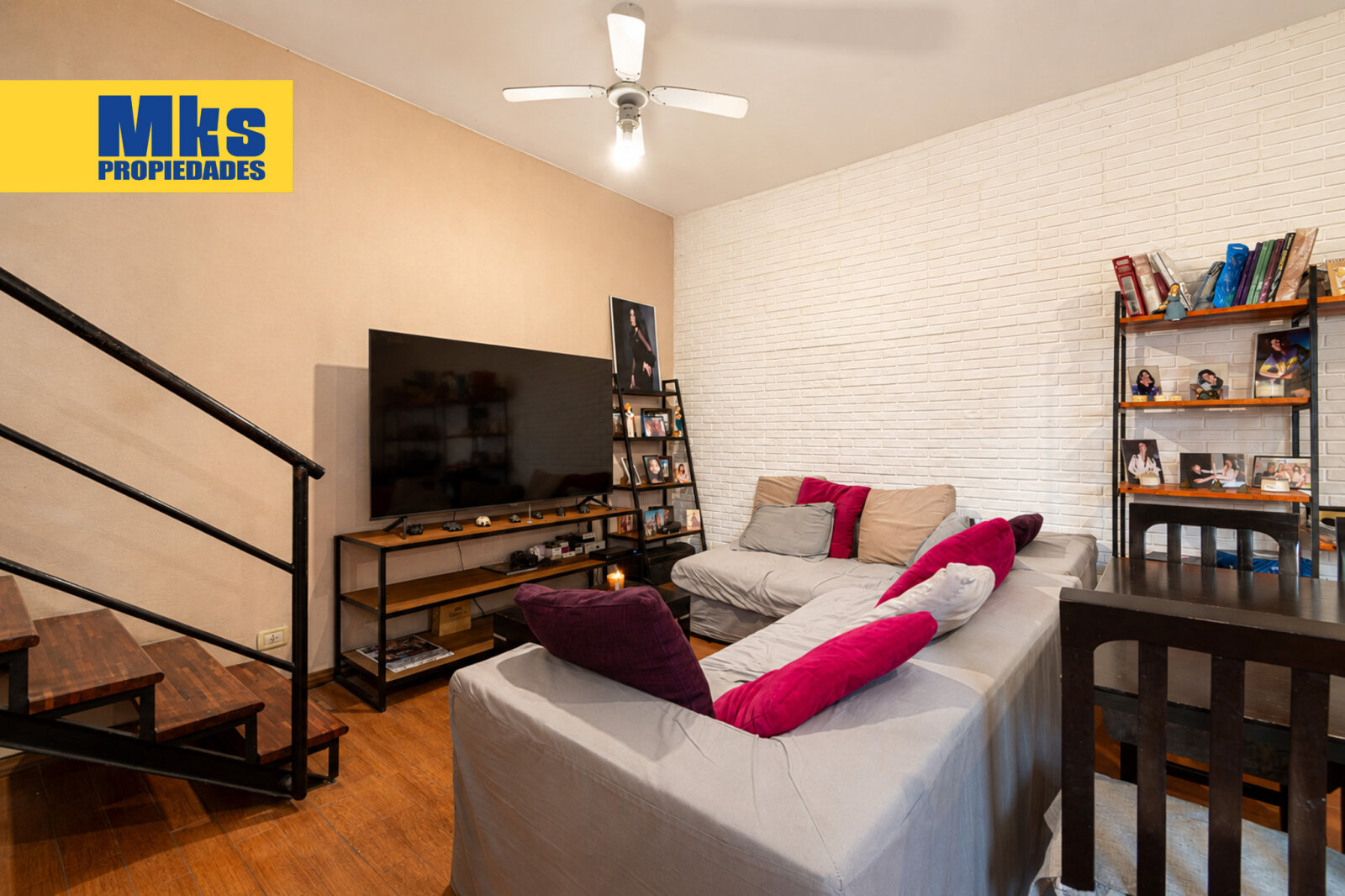 Venta. Ph 8 ambientes. 2 plantas. Quincho, patio y terraza. - 2