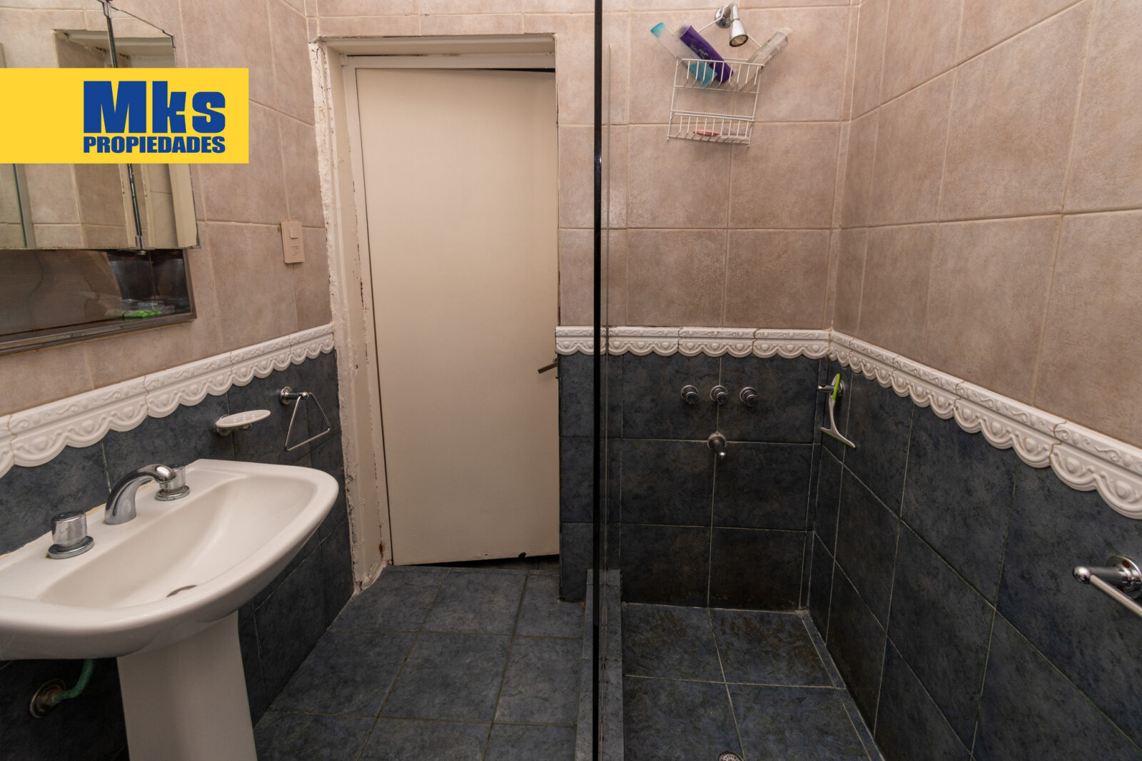Venta. Ph 8 ambientes. 2 plantas. Quincho, patio y terraza. - 36