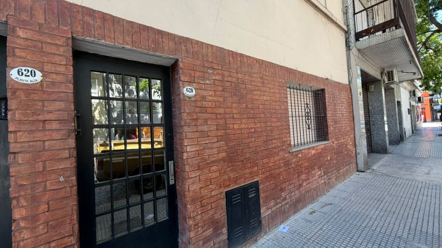 ¡DescubrÃ­ un amplio 2 ambientes con patio y entrada independiente! - 2