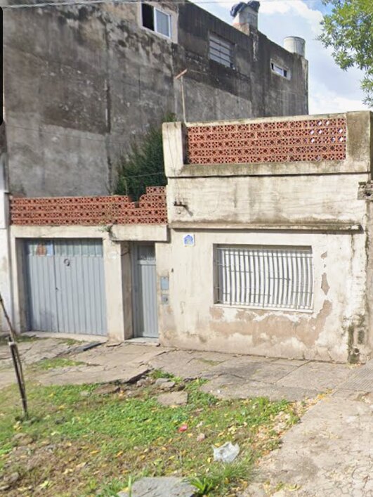CASA AL FRENTE A REFACCIONAR. SERBANDO BAYO 2309