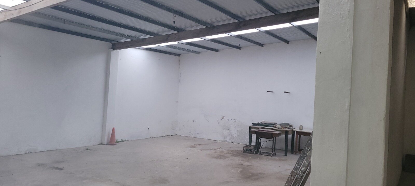 Locales Comerciales + Deposito - Av Presidente Peron 3600 - 11