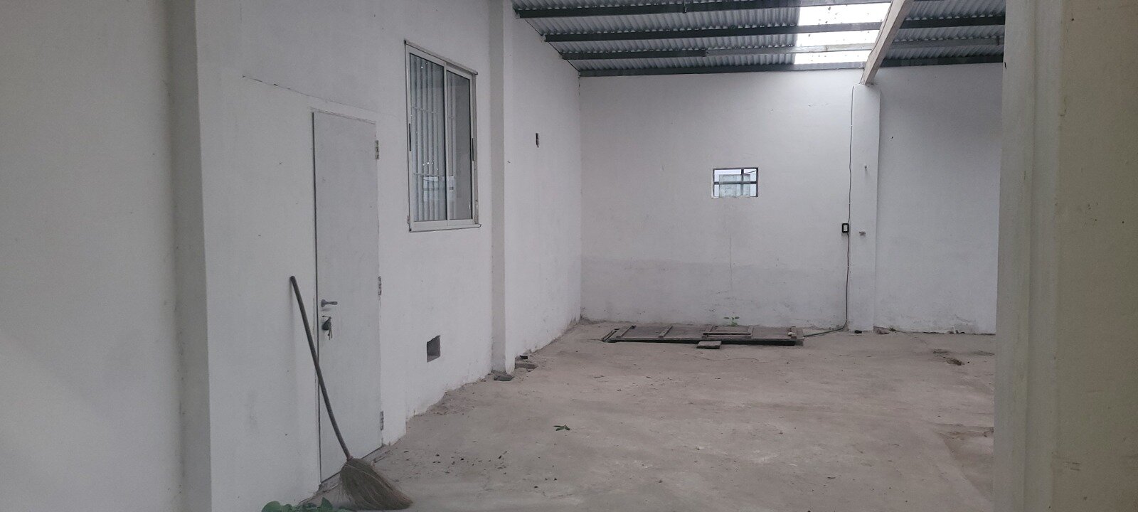 Locales Comerciales + Deposito - Av Presidente Peron 3600 - 12
