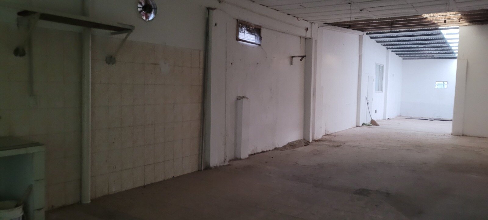 Locales Comerciales + Deposito - Av Presidente Peron 3600 - 6