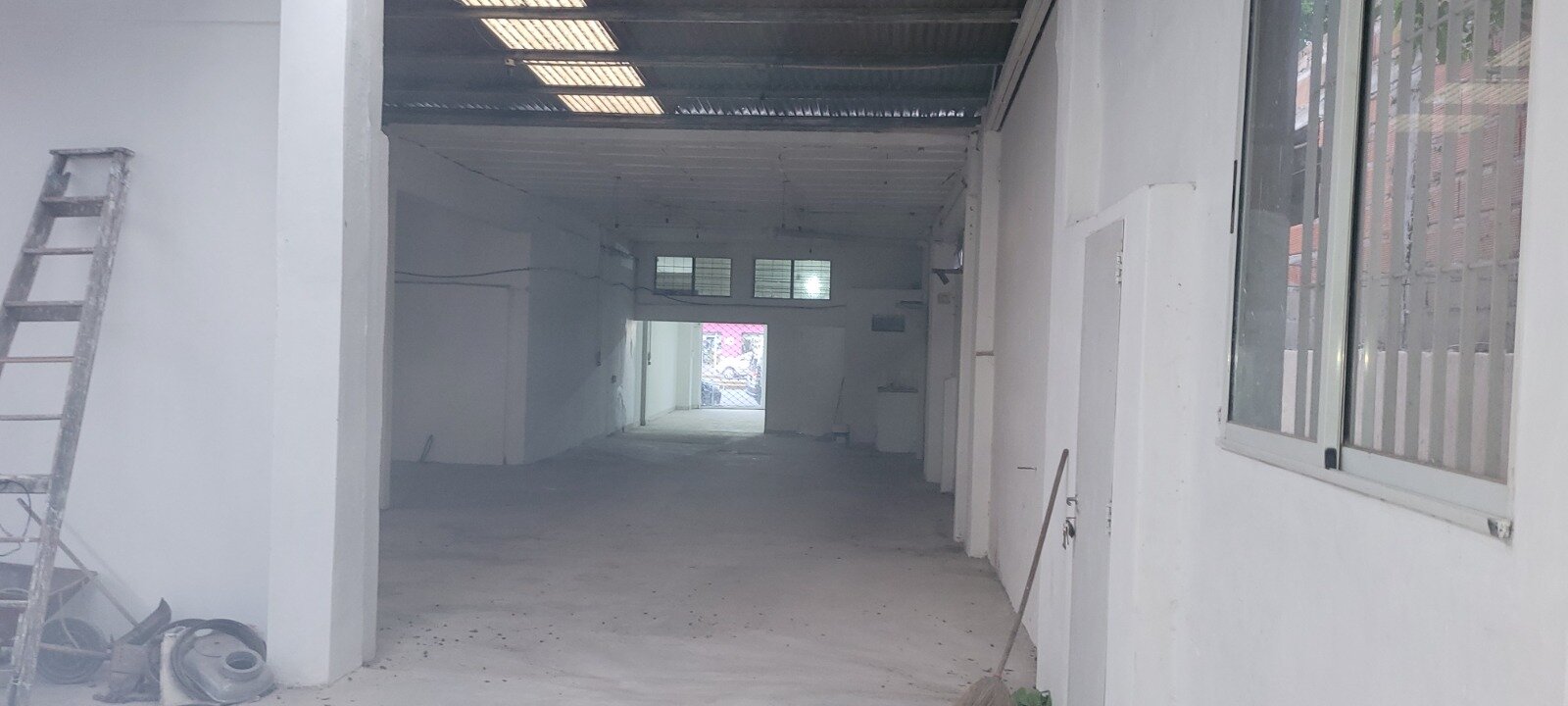 Locales Comerciales + Deposito - Av Presidente Peron 3600 - 9