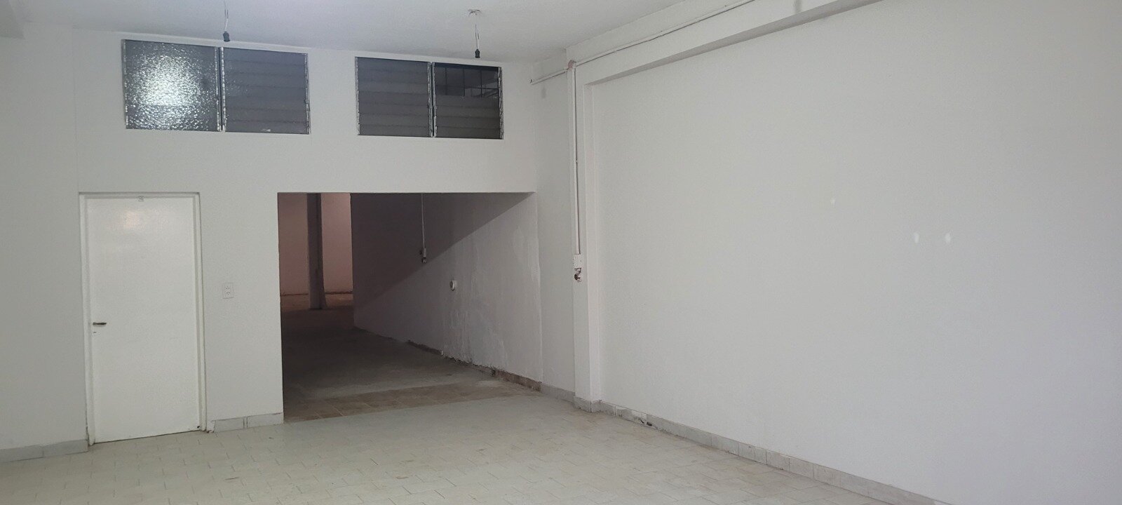 Locales Comerciales + Deposito - Av Presidente Peron 3600 - 8